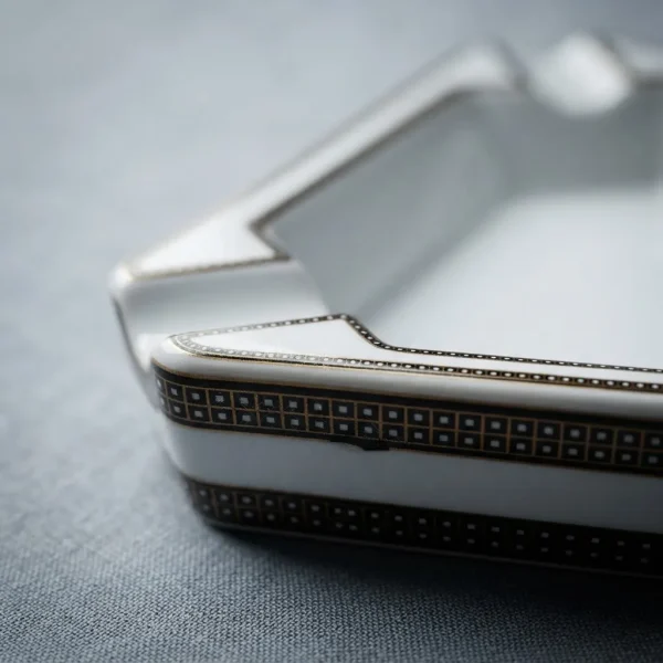 Cinzeiro Para Charuto Triangular  Cor Branco