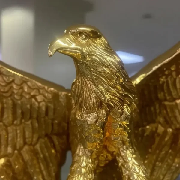 Escultura Decorativa Águia Dourada Na Pedra 45cm Em Resina Cor Dourado