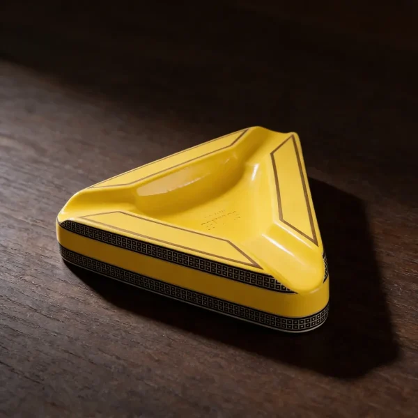 Cinzeiro amarelo para 3 charutos triangular