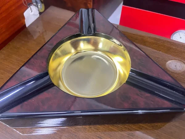 Cinzeiro de Mesa Triangular para 3 Charutos em Madeira e Metal Preto