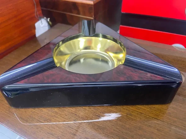 Cinzeiro de Mesa Triangular para 3 Charutos em Madeira e Metal Preto