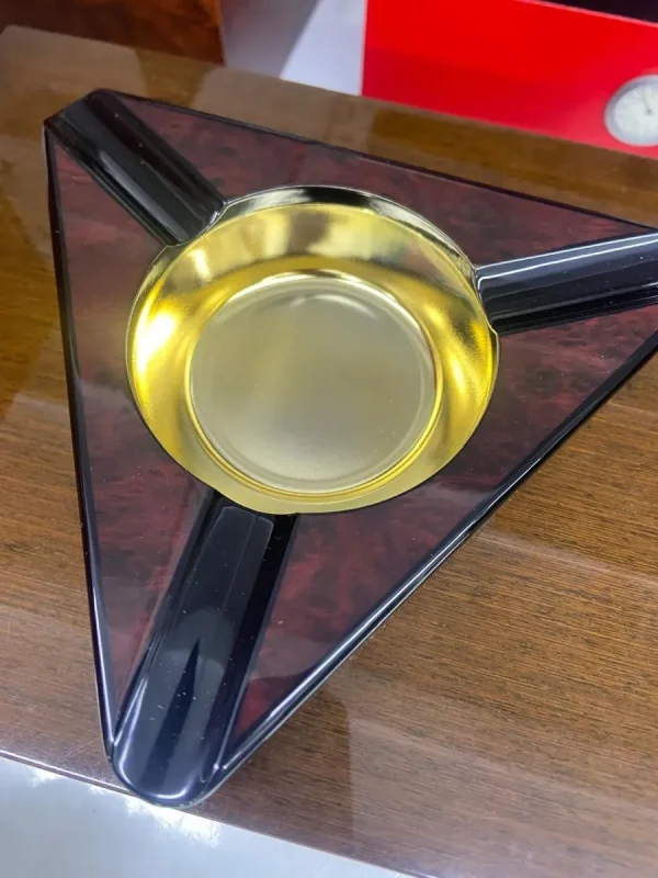 Cinzeiro de Mesa Triangular para 3 Charutos em Madeira e Metal Preto
