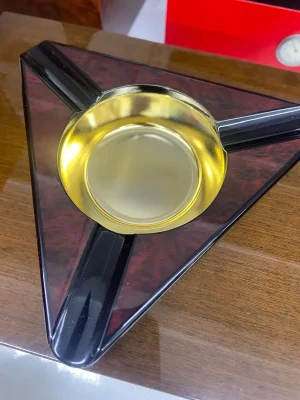 Cinzeiro de Mesa Triangular para 3 Charutos em Madeira e Metal Preto
