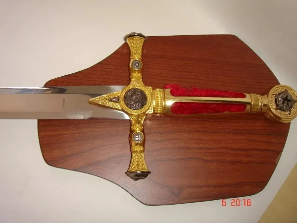 Espada Medieval Maçonaria Vermelha Com Suporte Parede