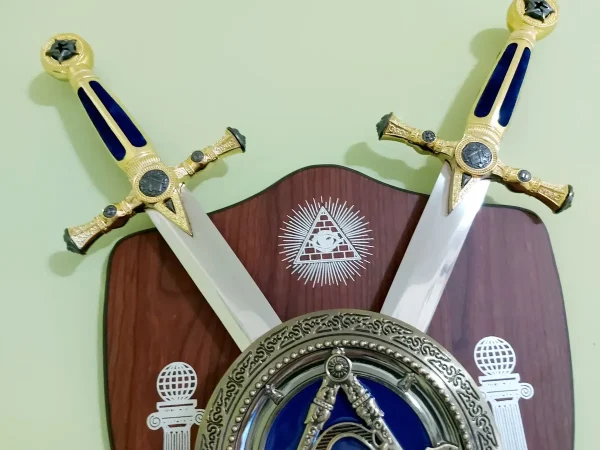 Brasão Símbolo Maçonaria Com 2 Espadas Azul E Suporte