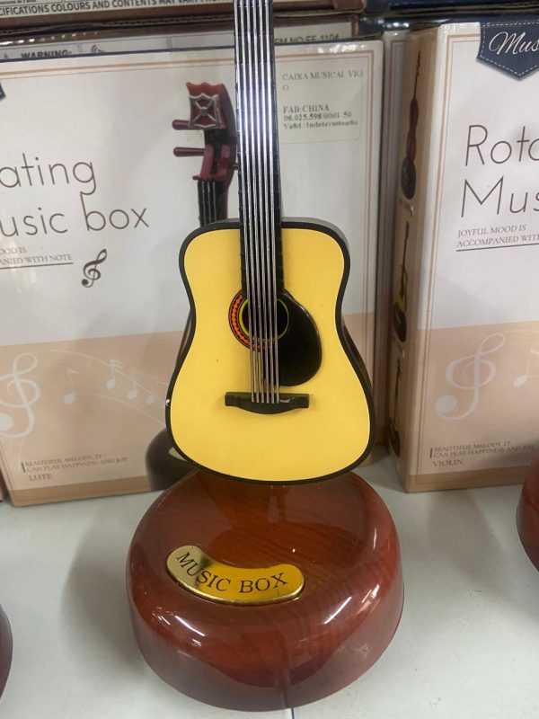 Violão Miniatura Com Um Toque Musical Decorativo